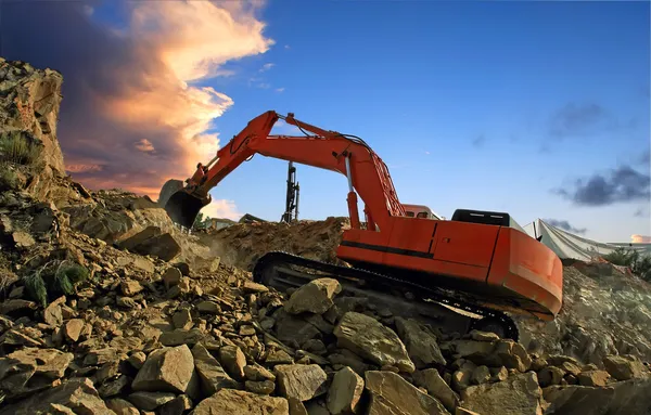 Excavator crushing rocks — Stock Photo, Image