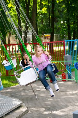 güzel bir kız bir sürücü için bir cazibe üzerinde gider.