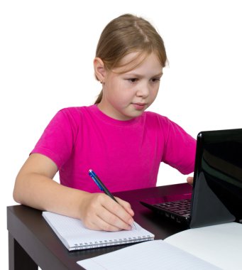 Kız bir laptop için ödev