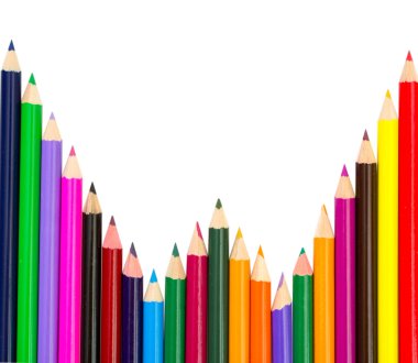 Beyaz üzerine izole edilmiş renkli kalemler