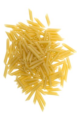 İtalyan penne makarna üzerine beyaz izole