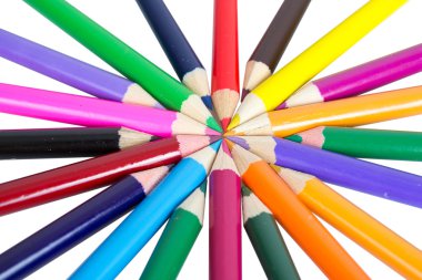 Beyaz üzerine izole edilmiş renkli kalemler