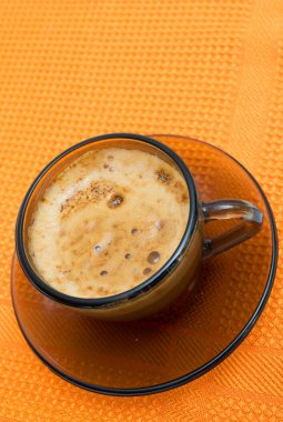 kapuçino beyaz zemin üzerine peçete üzerinde