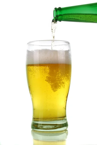 Birra versata dalla bottiglia al bicchiere — Foto Stock