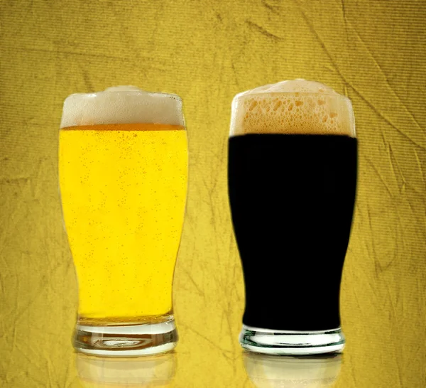 黄金和黑色啤酒 — 图库照片