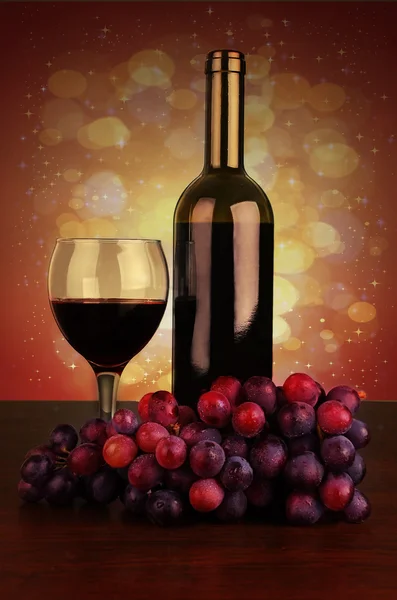 Glass of red wine with grappes — Stock Photo, Image
