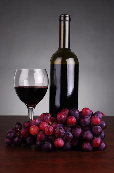 Kırmızı şarap ile grappes — Stok fotoğraf