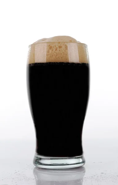 Hnědé pivo sklo — Stock fotografie