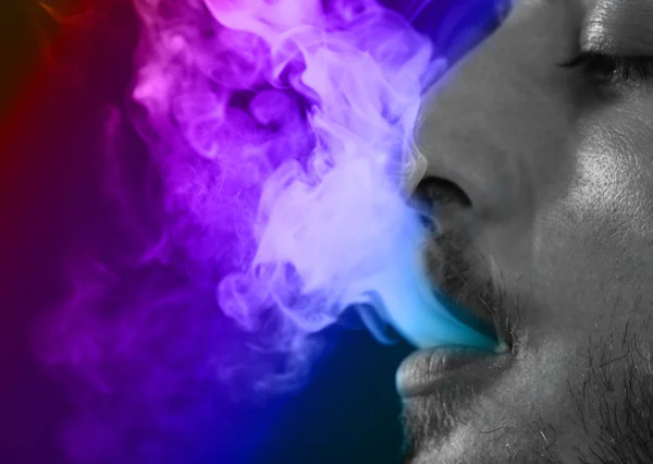 흡연 하는 남자 — 스톡 사진