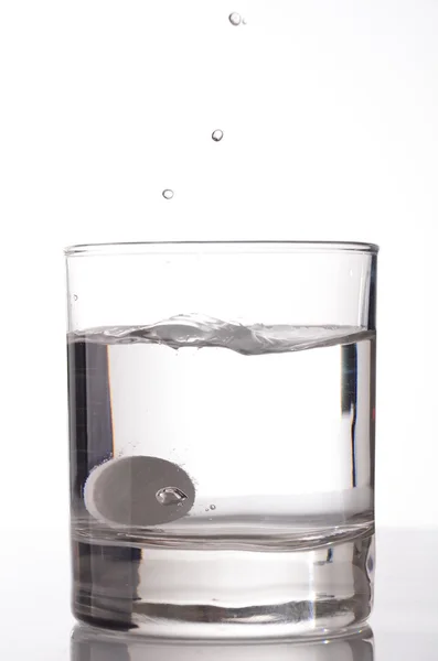 Comprimido efervescente em água — Fotografia de Stock