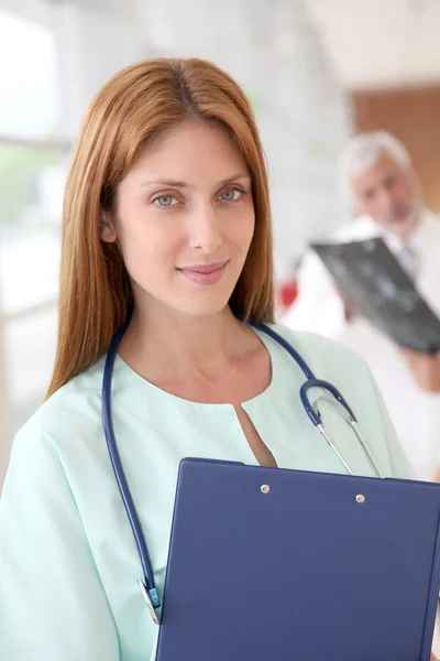 Ritratto di bella infermiera in piedi in ospedale — Foto Stock