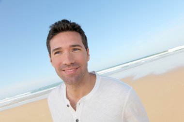 plajda yakışıklı bir adam portresi