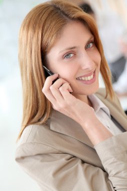 güzel iş kadını cep telefonda konuşurken portresi
