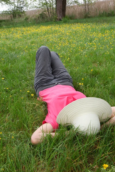 Woman laying down — Stock Photo, Image