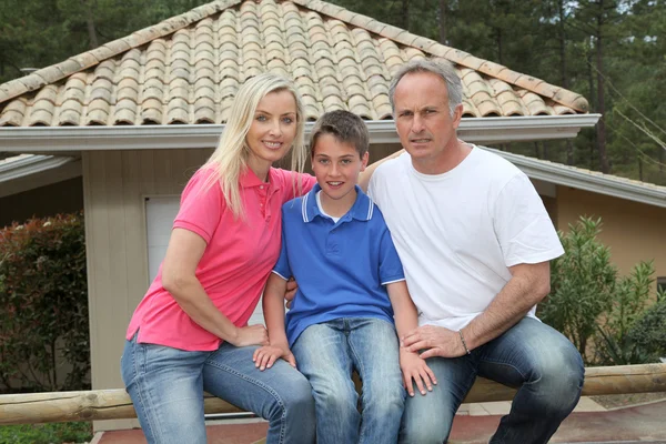 Rodina stojící před jejich domem — Stock fotografie