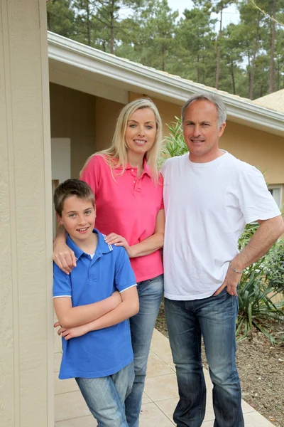 Familjen står framför sitt hus — Stockfoto