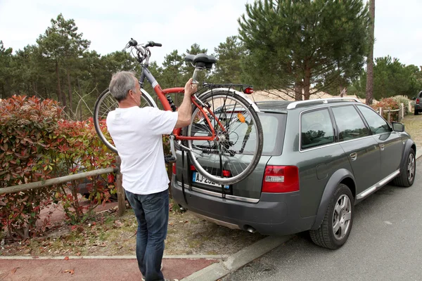 Mann hängt Fahrrad auf — Stockfoto