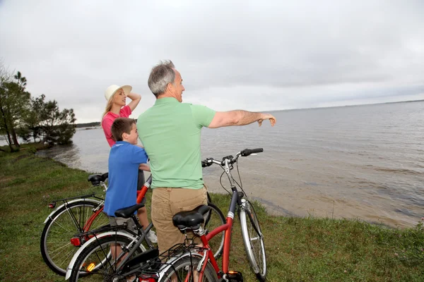 Familie op een fietstocht — Stockfoto