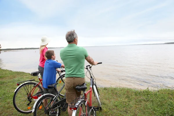 骑自行车的家庭 — 图库照片