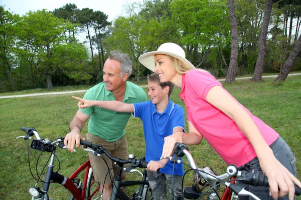 骑自行车的家庭 — 图库照片