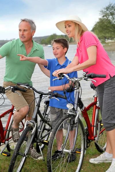 Famille en balade à vélo — Photo