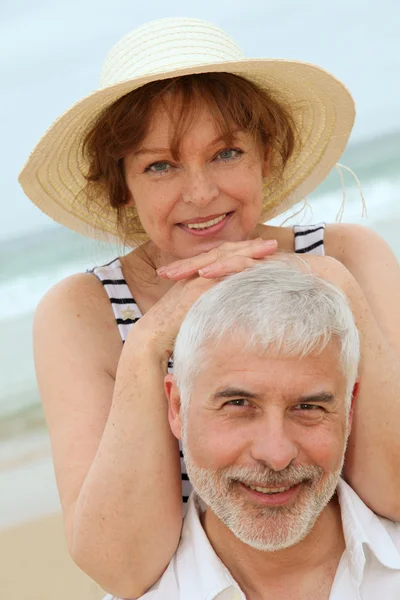 Porträtt av lyckliga äldre par — Stockfoto
