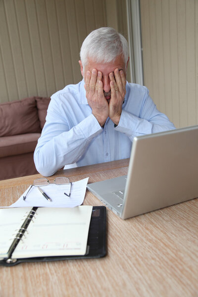 Старший мужчина
