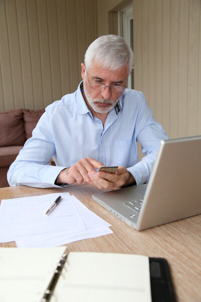 Старший мужчина
