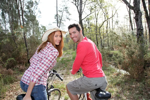 Pareja montar en bicicleta en el campo —  Fotos de Stock
