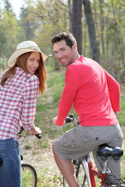 Casal andar de bicicleta no campo — Fotografia de Stock