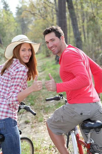 Para na rowerach w okolicy — Zdjęcie stockowe