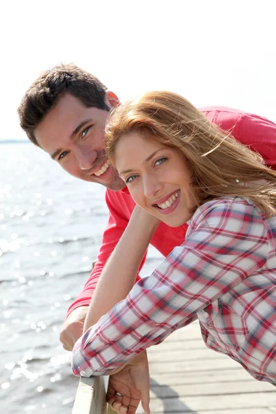 Porträt eines lächelnden Paares am See — Stockfoto