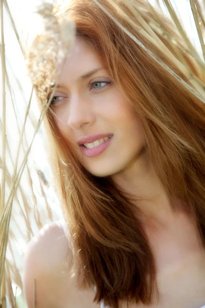 Porträt einer schönen Frau im natürlichen Hintergrund — Stockfoto