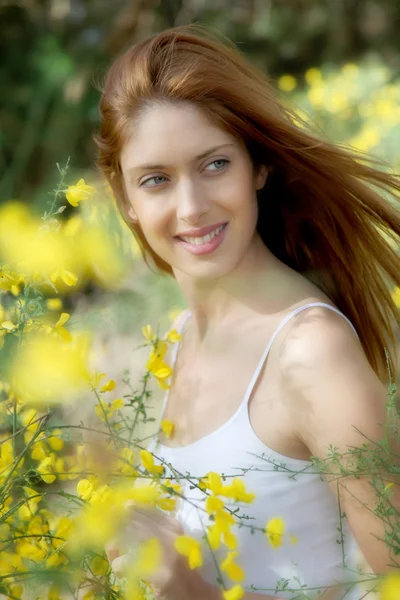 Seprű mezőben szép nő portréja — Stock Fotó