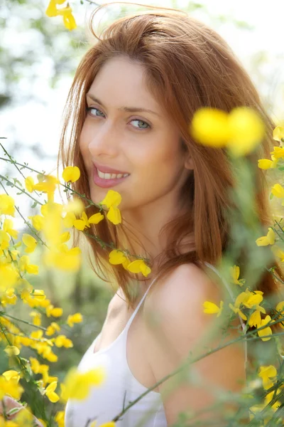 Portret van mooie vrouw in bezems veld — Stockfoto