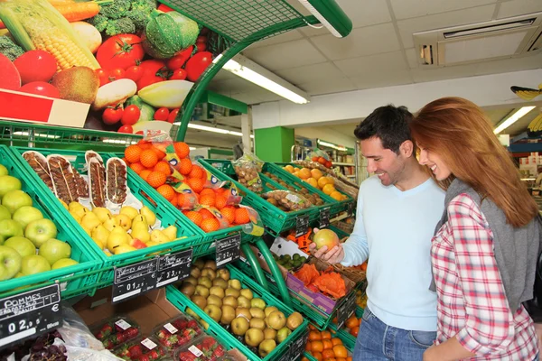 食料品の買い物をしているスーパー マーケットでのカップル — ストック写真