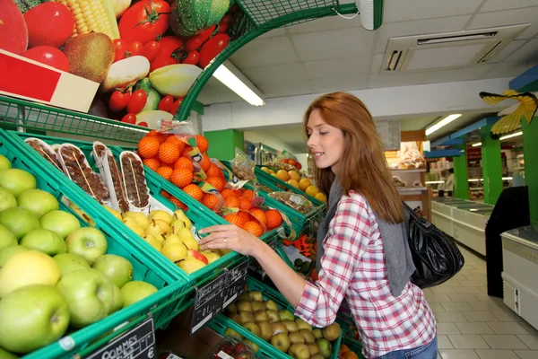 Mulher no supermercado comprando frutas e legumes — Fotografia de Stock