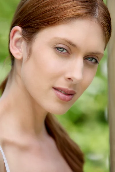 Portret pięknej kobiety w naturalne tło — Zdjęcie stockowe