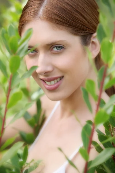 Retrato de mulher bonita em fundo natural — Fotografia de Stock