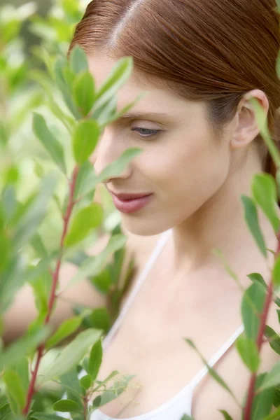 Portret van mooie vrouw in natuurlijke achtergrond — Stockfoto