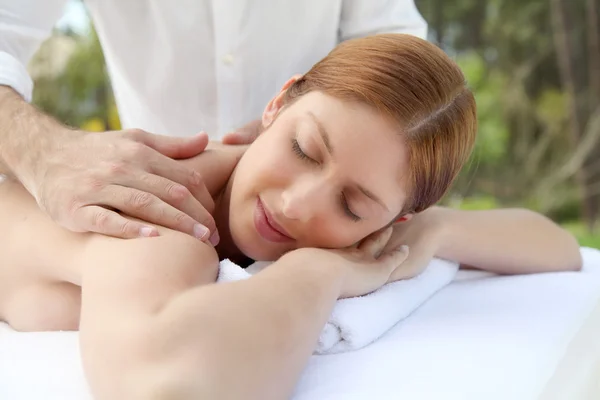 Schöne Frau liegt auf einem Massagebett — Stockfoto