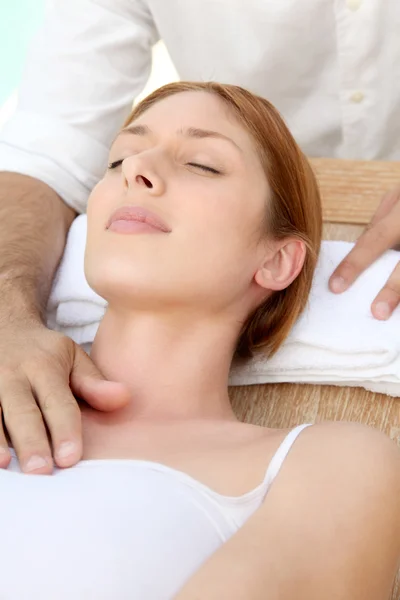 Mooie vrouw met een hoofd massage — Stockfoto