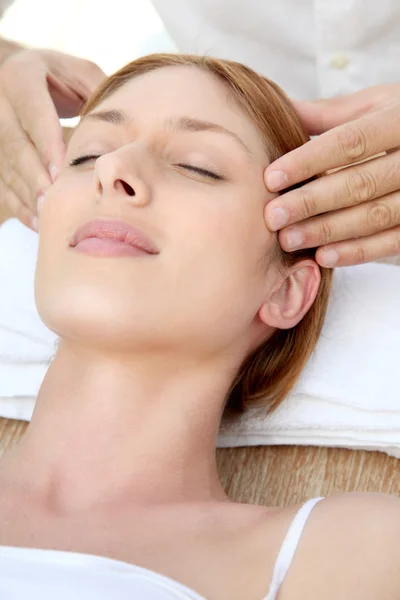 Mulher bonita ter uma massagem na cabeça — Fotografia de Stock