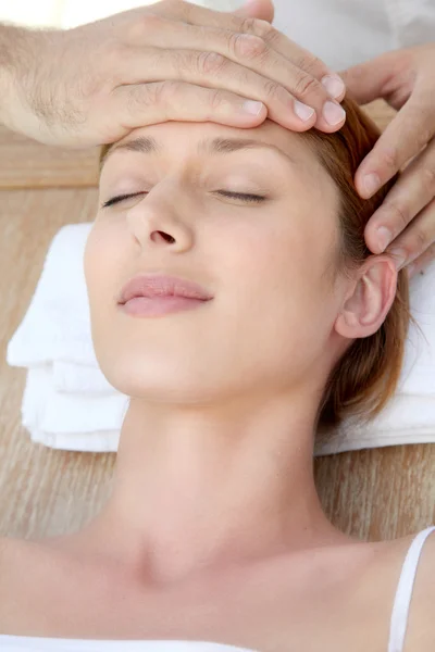 Bella donna con un massaggio alla testa — Foto Stock