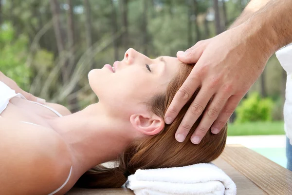 Hermosa mujer teniendo un masaje en la cabeza — Foto de Stock