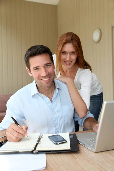 Podnikající muž pracuje doma s manželkou — Stock fotografie