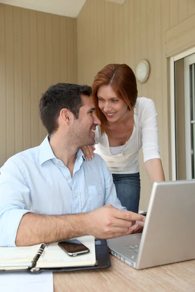 Anders dan in loondienst man aan het werk thuis met vrouw — Stockfoto
