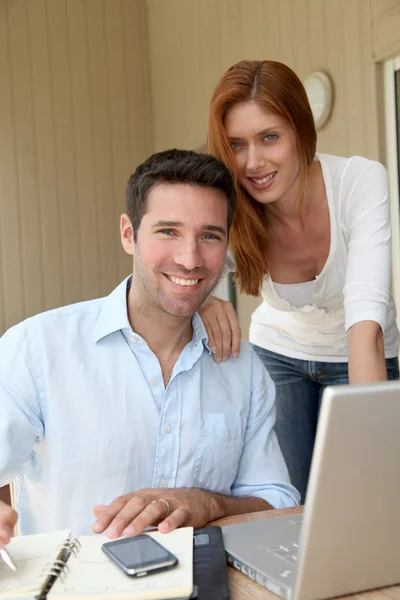Selbstständiger Mann arbeitet zu Hause mit Frau — Stockfoto