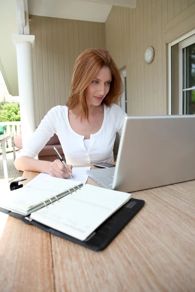 Женщина, работающая дома на ноутбуке — стоковое фото