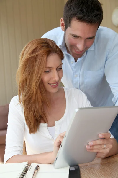 Para w domu przy użyciu elektronicznych tabletki — Zdjęcie stockowe